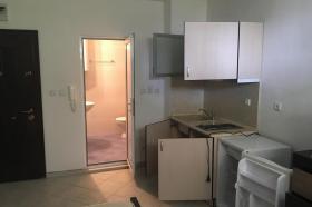 Id 84 Кухонная зона и дверь в санузел в студии на цокольном этаже в Несебре
