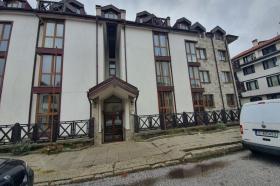 Продава се тристаен апартамент в комплекс Mountain Castle в град Банско