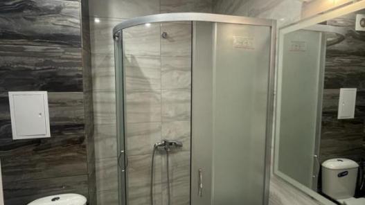 ID 562 Bathroom with shower