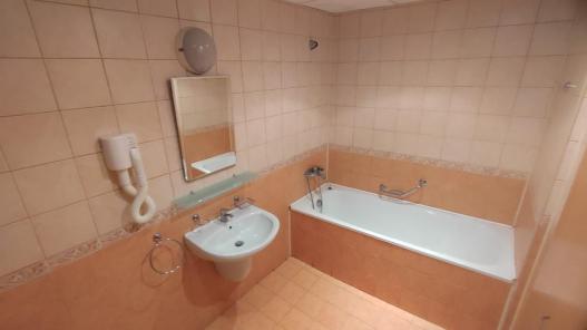 ID 603 Bathroom with bathtub