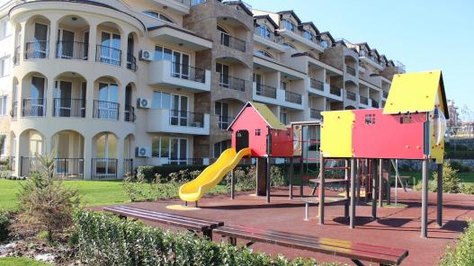 Детская площадка рядом с комплексом Атия - купить квартиру в Черноморце Id 183 