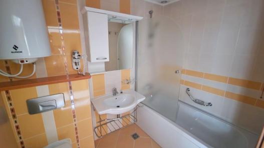 ID 590 Bathroom with bathtub