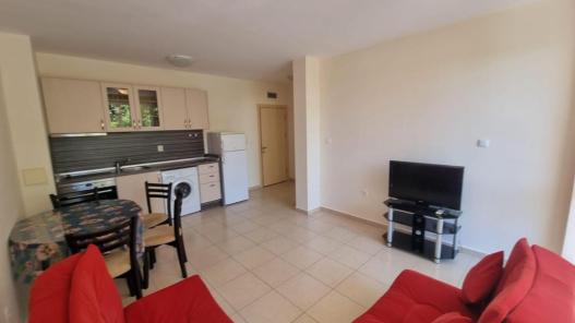 ID 984 Living room with kitchenette and dining area