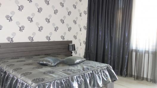 Спалня в лилаво в голяма къща за продажба в Кошарица