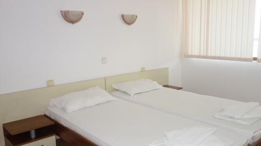 Id 96 Спальня в двухкомнатной квартире с видом на море в Равде