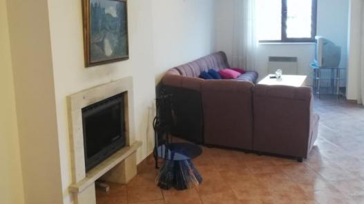 ID 101 "Апарт Эстейт" предлагает купить большую трехкомнатную квартиру в Банско