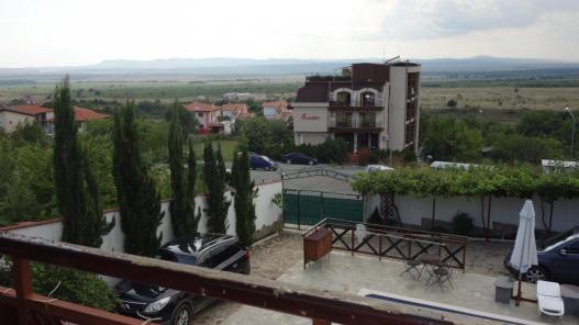 Вид с балкона двухэтажного дома на продажу в с. Кошарица Id 133 