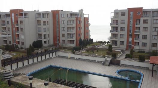 Гледка от тераса на апартамента към басейна в комплекс Хелиос Бийч Поморие Id 126 