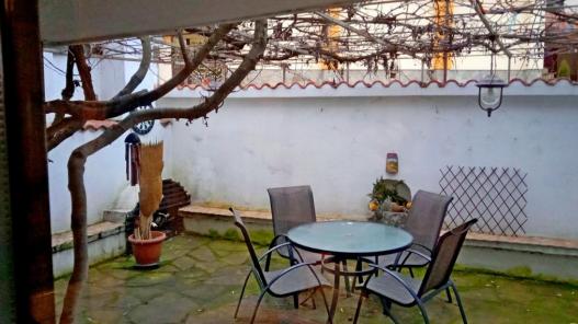 Уличная мебель в беседке на территории трехэтажного дома на продажу в Черноморце Id 143 