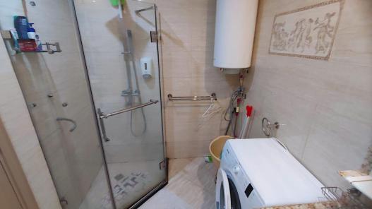 ID 560 Bathroom with washing machine and boiler