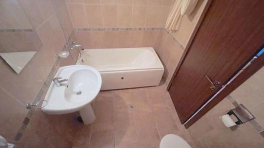 ID 796 Bathroom with bathtub
