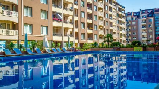Pool in Perla complex - apartments for sale in Burgas Id 173
