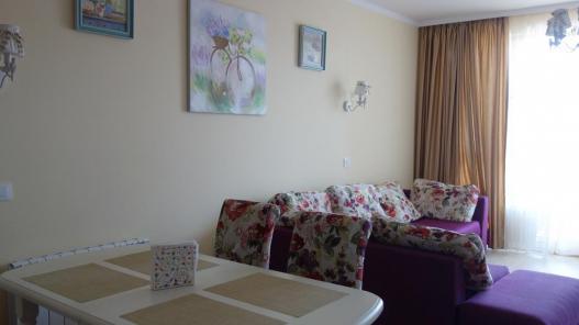 Id 60 Гостиная, обеденный стол и диван в апартаменте с одной спальней на первой линии в Несебре