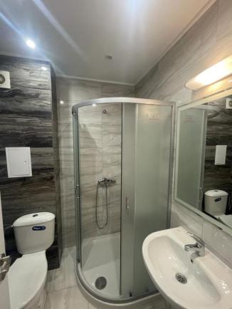 ID 562 Bathroom with shower