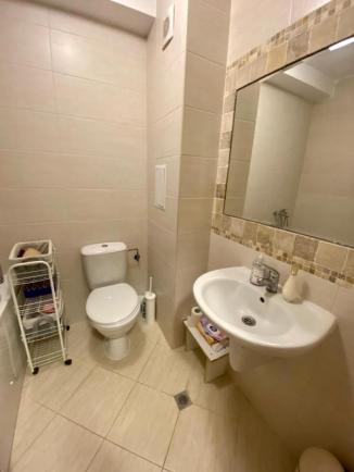 Id 483 Bathroom with mirror and sanitary ware