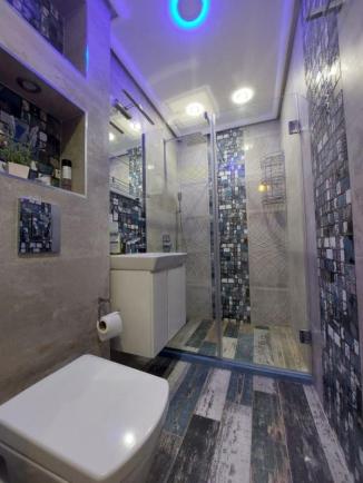 ID 664 Bathroom with shower