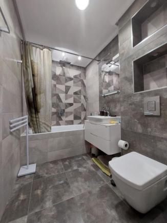 ID 664 Bathroom with bathtub