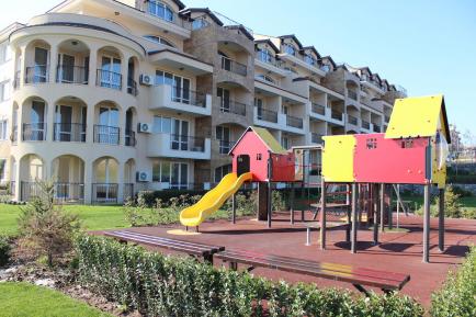 Детская площадка в комплексе Атия - продажа многокомнатных квартир в Черноморце