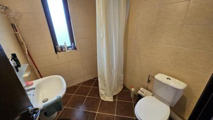 ID 571 Bathroom with shower