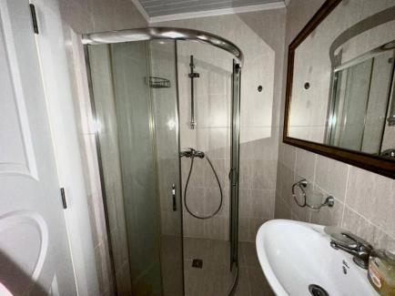 ID 548 Bathroom with shower