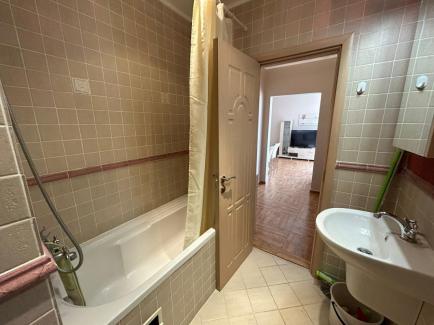 ID 766 Bathroom with bathtub