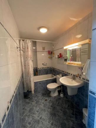 ID 544 Spacious bathroom with bathtub