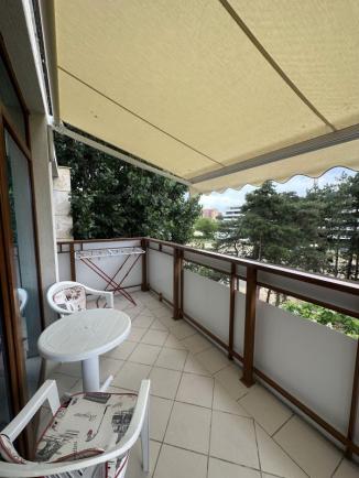 Id 473 View of terrace with awning