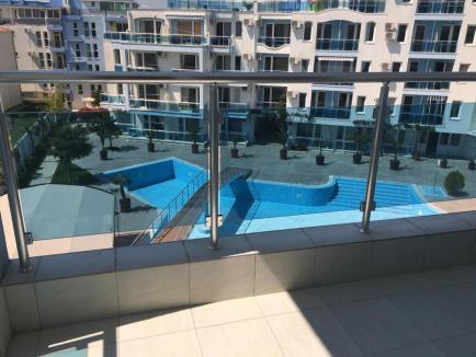 ID 81 Вид с балкона на бассейн из квартиры на продажу в Несебре