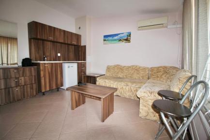 Двустаен апартамент на брега на морето в Несебър - комплекс Съни Хаус Id 339
