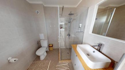 ID 573 Bathroom with shower