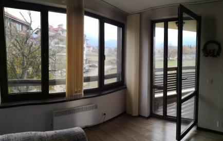 Недвижими имоти в Банско - тристаен апартамент - изход към балкона Id 274 