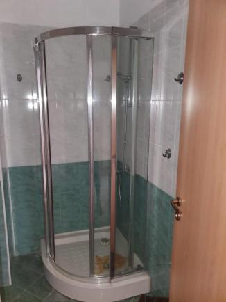 Bathroom with shower Id 302